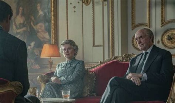 Was the crown filmed in buckingham palace?